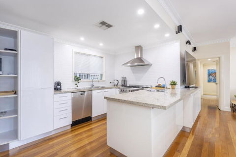 Swanbourne Family Home - Executive Escapes - Accommodation ACT 3