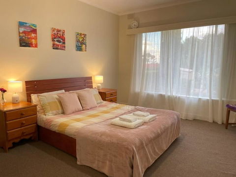 The Hidden Gem Exquisite 3BR Retreat In Berri - Accommodation ACT 1