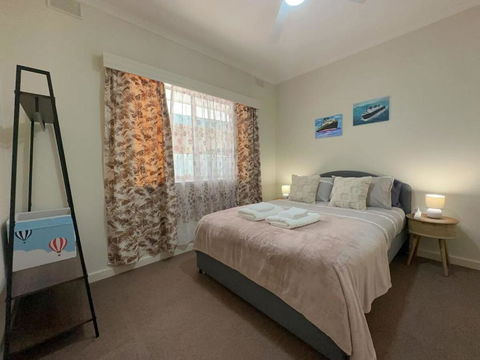 The Hidden Gem Exquisite 3BR Retreat In Berri - Accommodation ACT 3