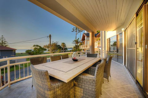 BEACHSIDE MANOR - Walk To The Beach - Accommodation ACT 2