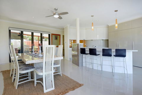 BEACHSIDE MANOR - Walk To The Beach - Accommodation ACT 3