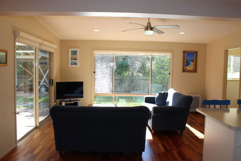 BEACHSIDE VILLA 2 - Accommodation ACT 3