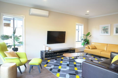 Beautiful House In Melbourne Southwest - Accommodation ACT 1