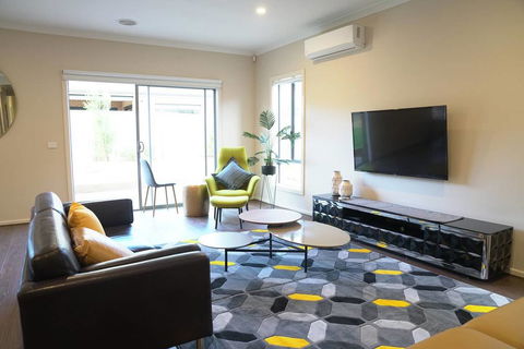 Beautiful House In Melbourne Southwest - Accommodation ACT 3