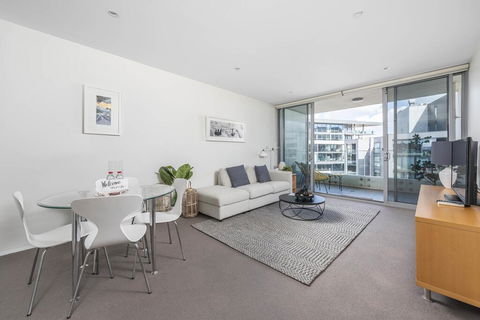 Beautiful Modern Lake View Apartment - Accommodation ACT 3