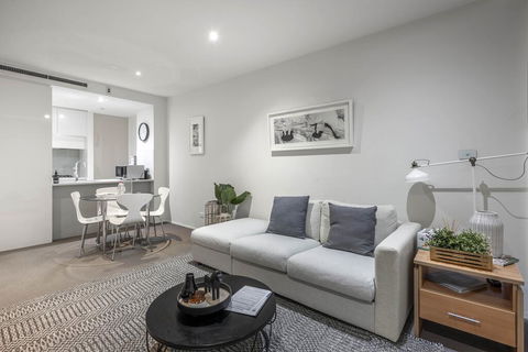 Beautiful Modern Lake View Apartment - Accommodation ACT 2