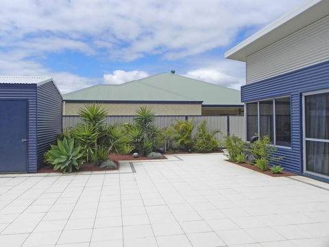 Beautifully Appointed Large Family Home - Accommodation ACT 2