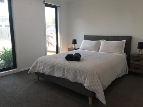 Ben's Place - Modern & Convenient - Accommodation ACT 2