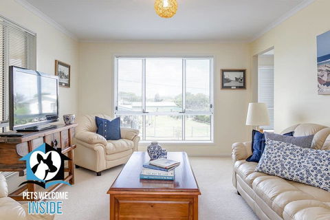 Big Stylish House With River Views, Games Room & WiFI - Accommodation ACT 3
