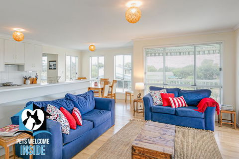 Big Stylish House With River Views, Games Room & WiFI - Accommodation ACT 1