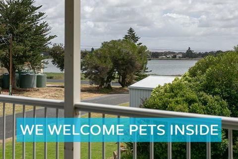 Big Stylish House With River Views, Games Room & WiFI - Accommodation ACT 0