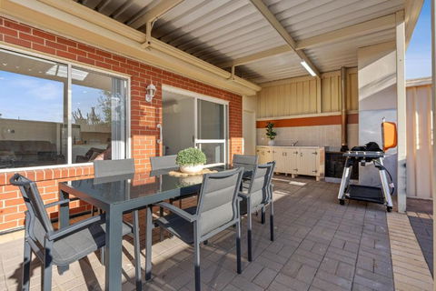 The Shamrock House A - Accommodation ACT 1