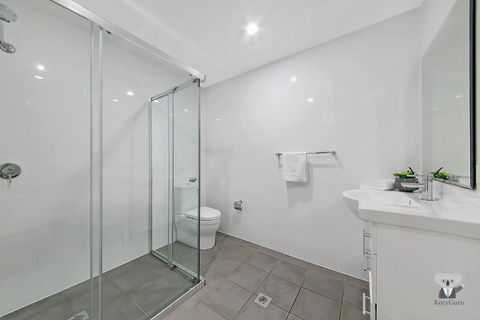 WARRICK FRAM 3 BEDS APT FREE PARKING WALK TO WESTFIELD CLOSE TO HOSPITAL NWF003 - Accommodation ACT 3