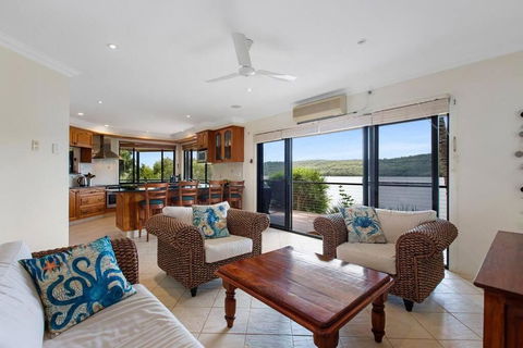 Waterfront, Deep Water Pontoon, Views To Straddie - Accommodation ACT 1