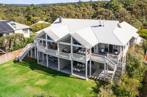 WATERFRONT - Accommodation ACT 1