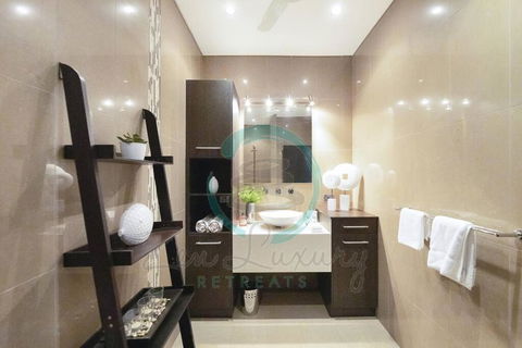 Zen Bayview Bliss: Luxury Marina Mansion - Accommodation ACT 2