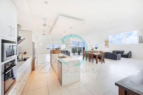 ZEN LUXURY: 2-Story 4-BR Penthouse In Darwin City With Mindal Markets & Harbour Views - Accommodation ACT 2