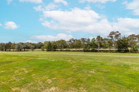 ZMITH Apartment - BROOKE, - Near AIS, GIO Stadium, UC, & Nth - Canberra Hospital - Accommodation ACT 3