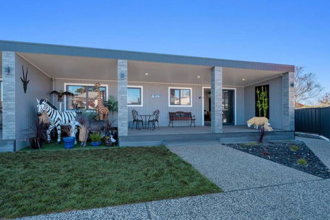 Zoo Villas: Villa Giraffe - Central Wynyard - Accommodation ACT 2
