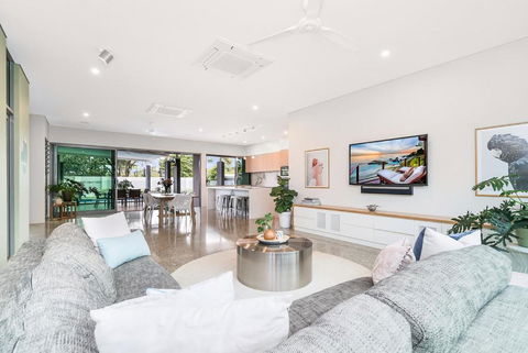 ZenLux Massive 5-BR Holiday Home - Pool - BBQ - Accommodation ACT 2